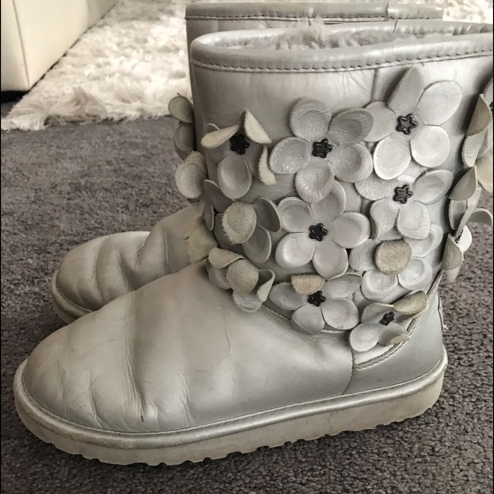UGGS WOMENS/girls SILVER With Flowers SIZE 5 BOOTS